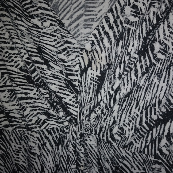 Apt.9 1X Black White Twisted Striped Top Plus - Picture 2 of 3